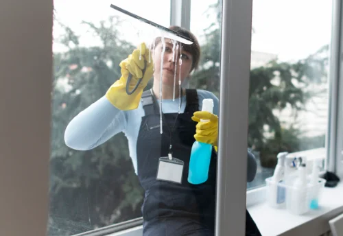 Nettoyage de vitres intérieures et extérieures à Manéglise